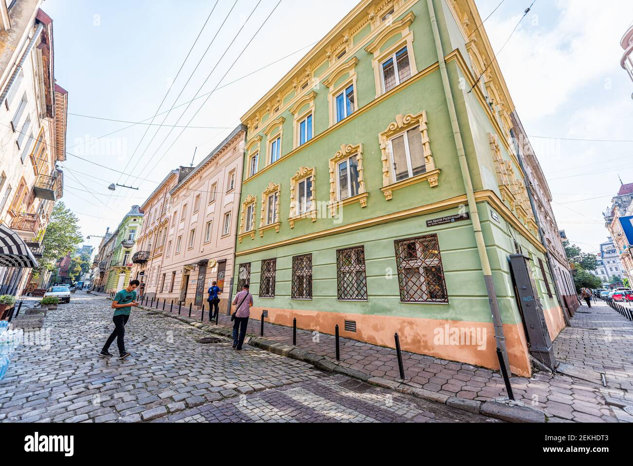 Lviv, Ukraine - 1. August 2018: Gebäude und Zeichen für Brativ Rohatyntsiv Straße in der historischen ukrainischen Stadt in der Altstadt Gebäude grün Farbe Architekt Stockfoto