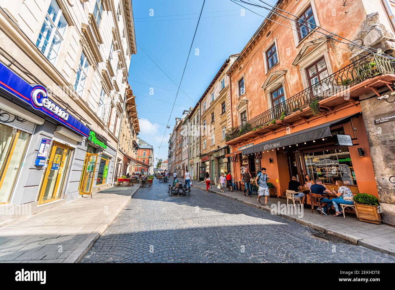 Lviv, Ukraine - 1. August 2018: Restaurant Café Gebäude auf Halytska Straße in der historischen ukrainischen Stadt in der Altstadt Gebäude Architektur Kopfsteinpflaster Stockfoto