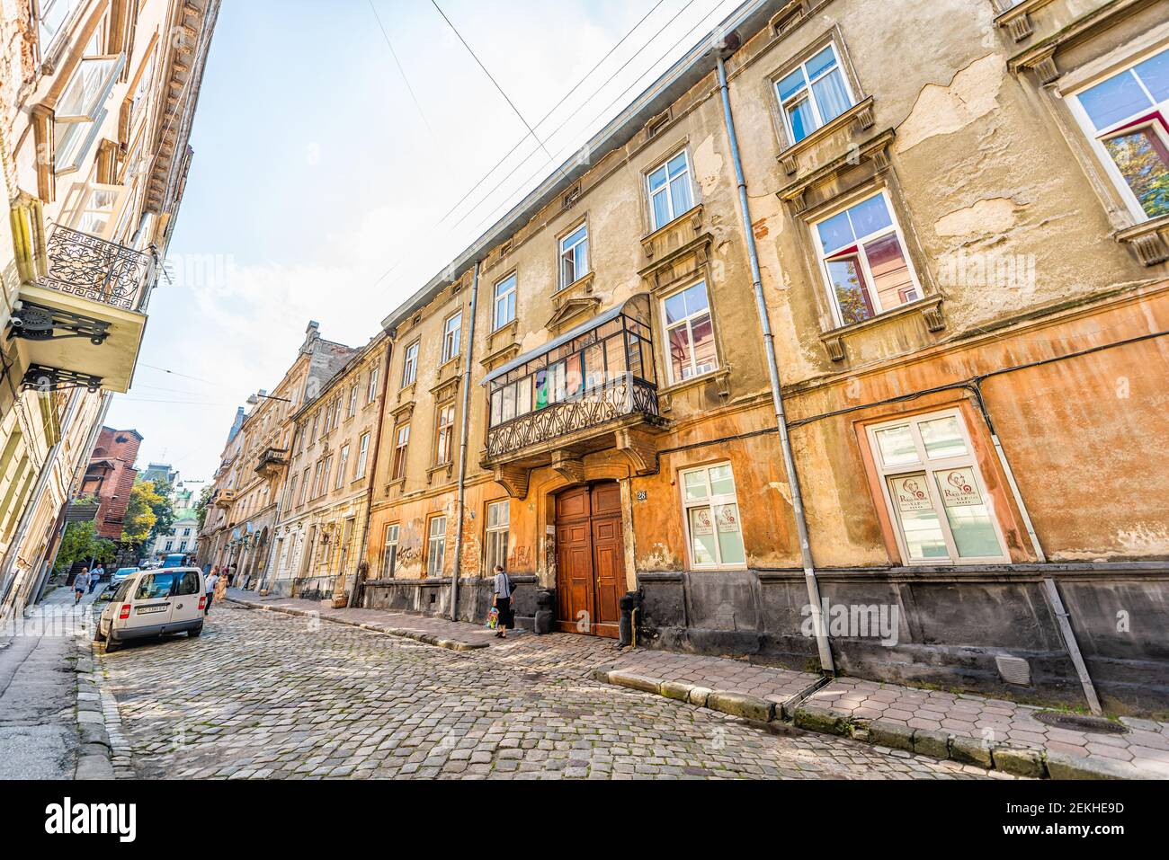Lviv, Ukraine - 1. August 2018: Gebäude und Zeichen auf Brativ Rohatyntsiv Straße in der historischen ukrainischen Stadt in der Altstadt Gebäude braun orange gelb Co Stockfoto
