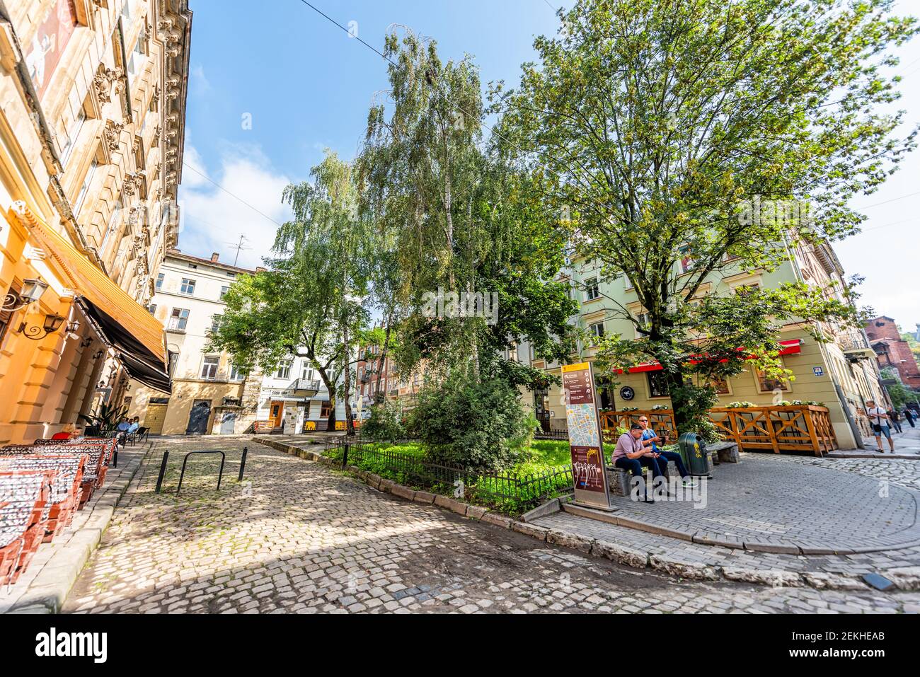 Lviv, Ukraine - 1. August 2018: Gebäude und Zeichen von Koliivschtschyny Platz Park auf Brativ Rohatyntsiv Straße in der historischen ukrainischen Stadt in der Altstadt Stockfoto