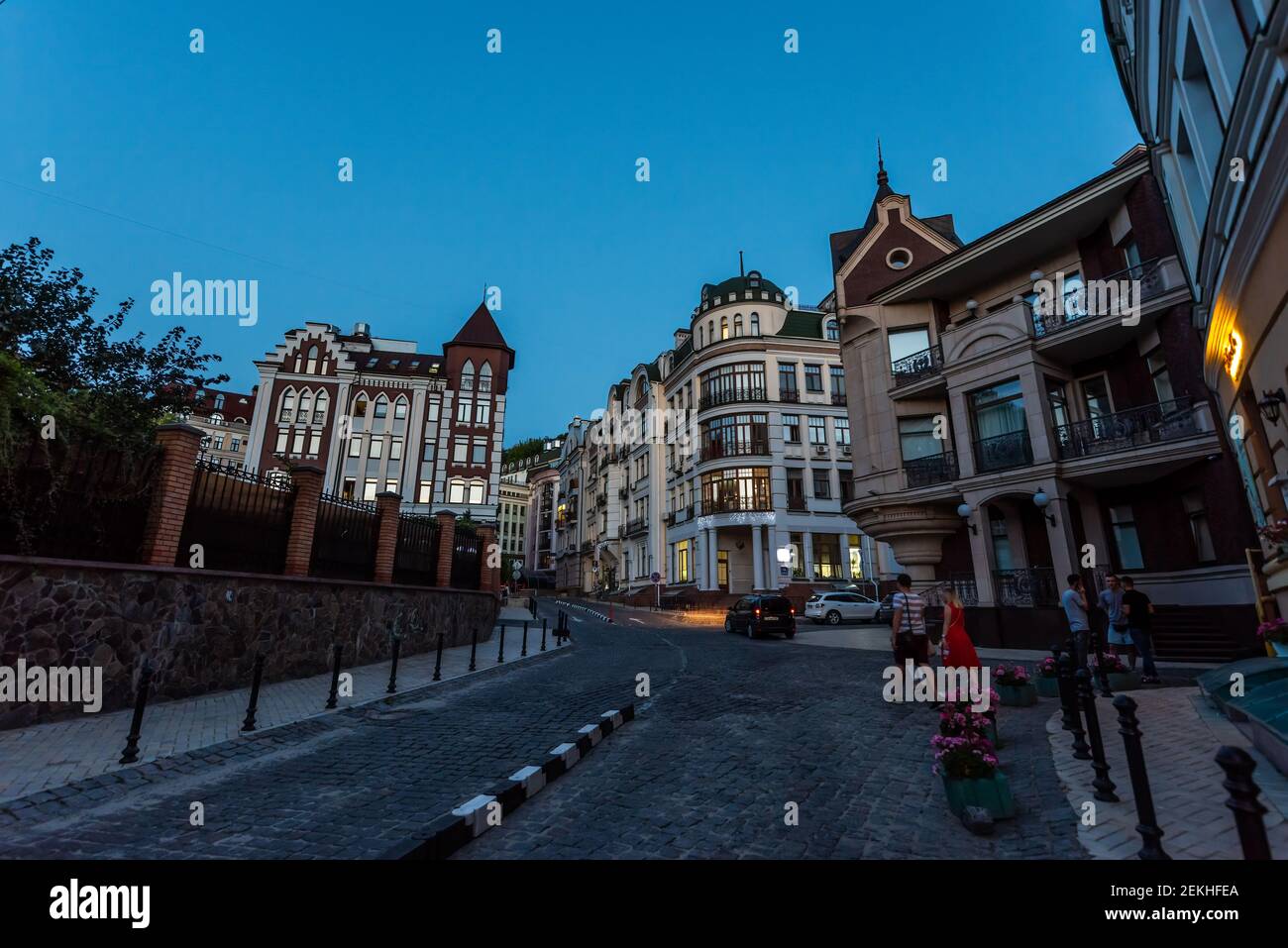Kiew, Ukraine - 10. August 2018: Altstadt restaurierte Straßenbauten der Stadt Kiew in Podil wozdvizhenka Häuser Park am Abend und die Menschen Stockfoto