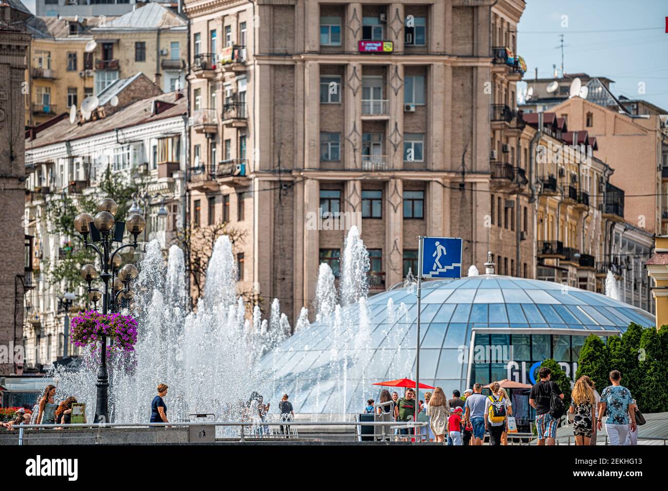 Kiew, Ukraine - 12. August 2018: Maidan Nezalezhnosti Unabhängigkeitsplatz in der Innenstadt mit Globus-Geschäft Moderne Einkaufszentrum Schild Eingang mit Menschen Stockfoto