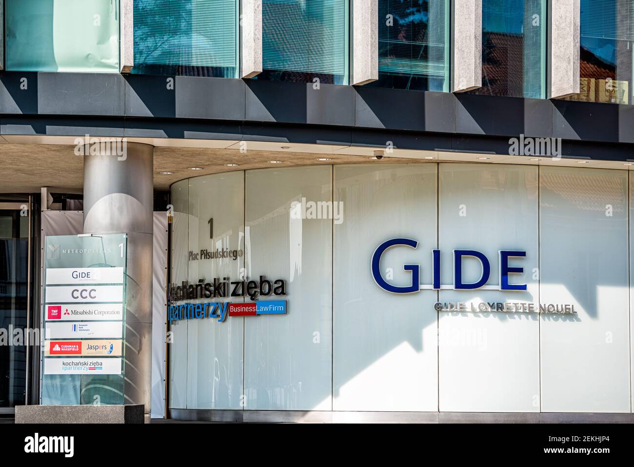 Warschau, Polen - 23. August 2018: Stadtstraßenschild und Schild für Bürogebäude mit Gide, CCC und Mitsubishi corportation Stockfoto