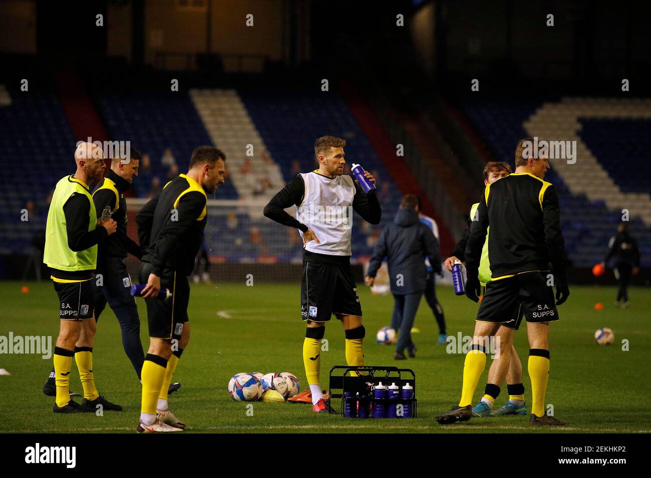 OLDHAM, ENGLAND. FEB 23rd: Barrow-Spieler wärmen sich während des Sky Bet League 2-Spiels zwischen Oldham Athletic und Barrow im Boundary Park, Oldham am Dienstag, den 23rd. Februar 2021 auf. (Kredit: Chris Donnelly, MI News) Kredit: MI Nachrichten & Sport /Alamy Live Nachrichten Stockfoto