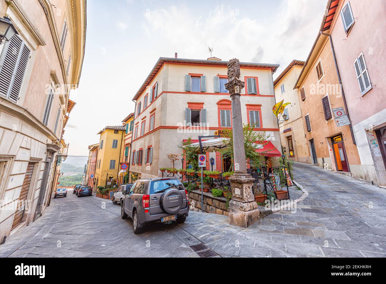 Chiusi, Italien - 25. August 2018: Straßenplatz mit berühmtem Restaurant im kleinen Dorf in der Toskana Tagsüber niemand und Stein Architektur Autos Stockfoto
