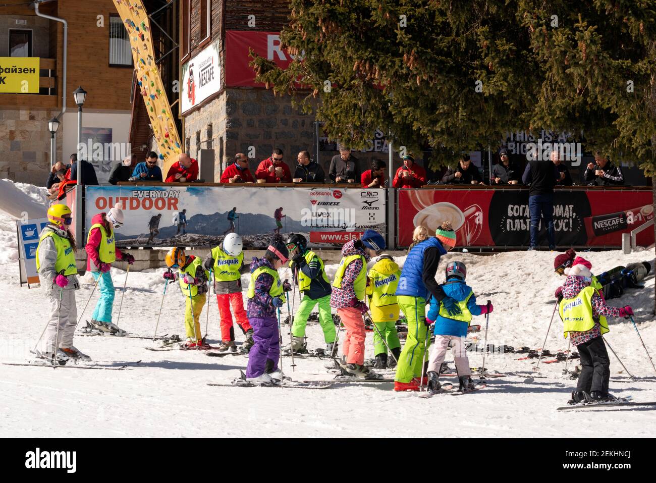 Sofia Bulgarien Gruppe von Kindern besuchen Skischule Lernen Skifahren in Vitosha Berg in der Nähe der bulgarischen Hauptstadt in Osteuropa, EU ab 2021 Stockfoto