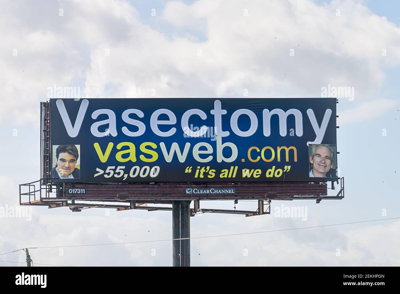 Palm Bay, USA - 16. Januar 2021: Florida Autobahn Straßenschild Text für Vasektomie vasweb Klinik Website für Fruchtbarkeit Geburtenkontrolle Betrieb Stockfoto