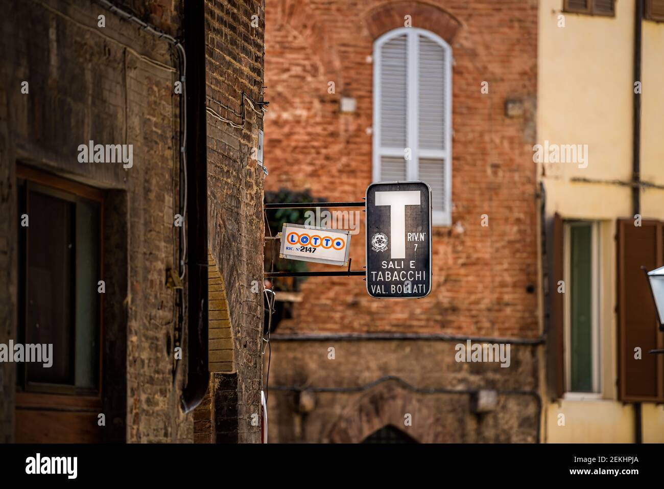 Siena, Italien - 27. August 2018: Gasse Straße in historischen mittelalterlichen Altstadt Dorf in der Toskana mit Zeichen für Lotto und sali e tabacchi Stockfoto