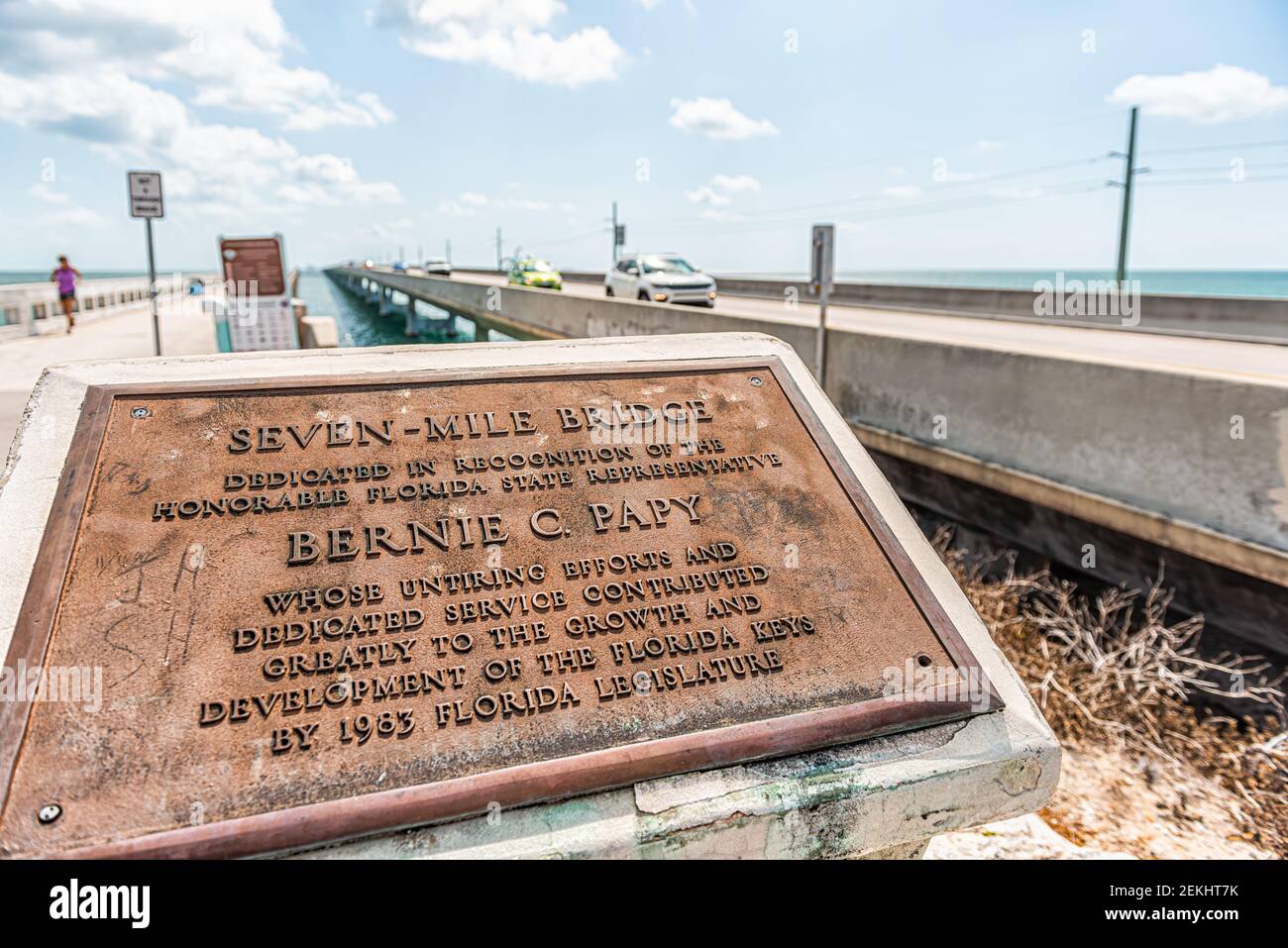 Pigeon Key, USA - 1. Mai 2018: Alte Seven Mile Knights Key-Pigeon Key-Moser Channel-Pacet Channel Bridge an der Übersee-Autobahn in der Nähe des Ozeans mit Schild Stockfoto