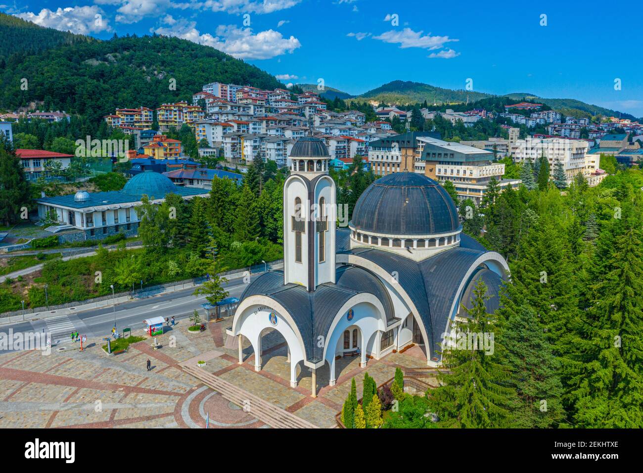 Luftaufnahme der Kirche St. Vissarion Smolenski und Planetarium in Smolyan, Bulgarien Stockfoto