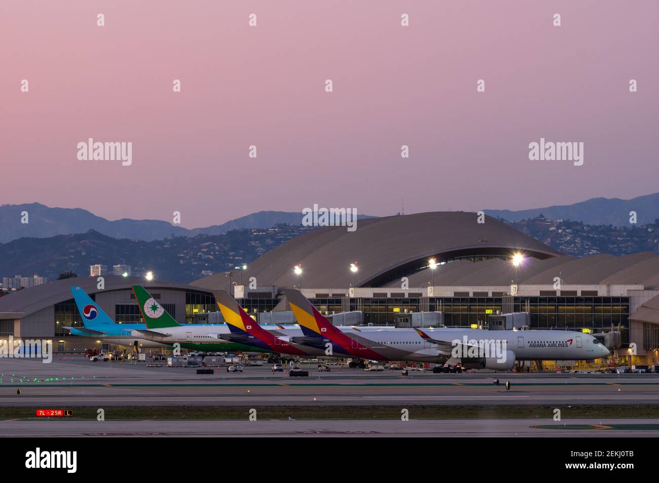 Los Angeles, CA, USA - 22. Februar 2021: Klares Bild des Tom Bradley International Terminals im Los Angeles International Airport in der Abenddämmerung. Stockfoto