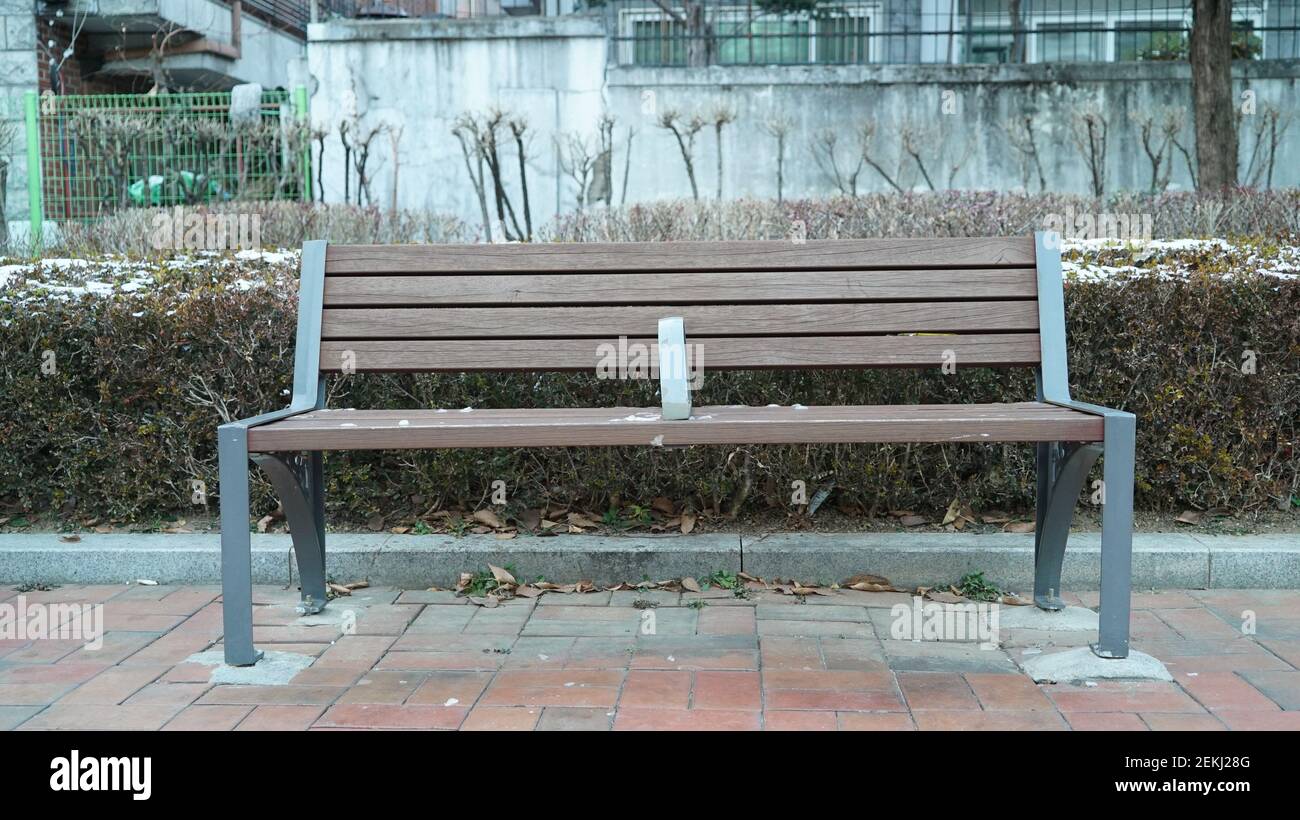 Holzbank auf dem kleinen Park in Seoul, Korea Stockfoto