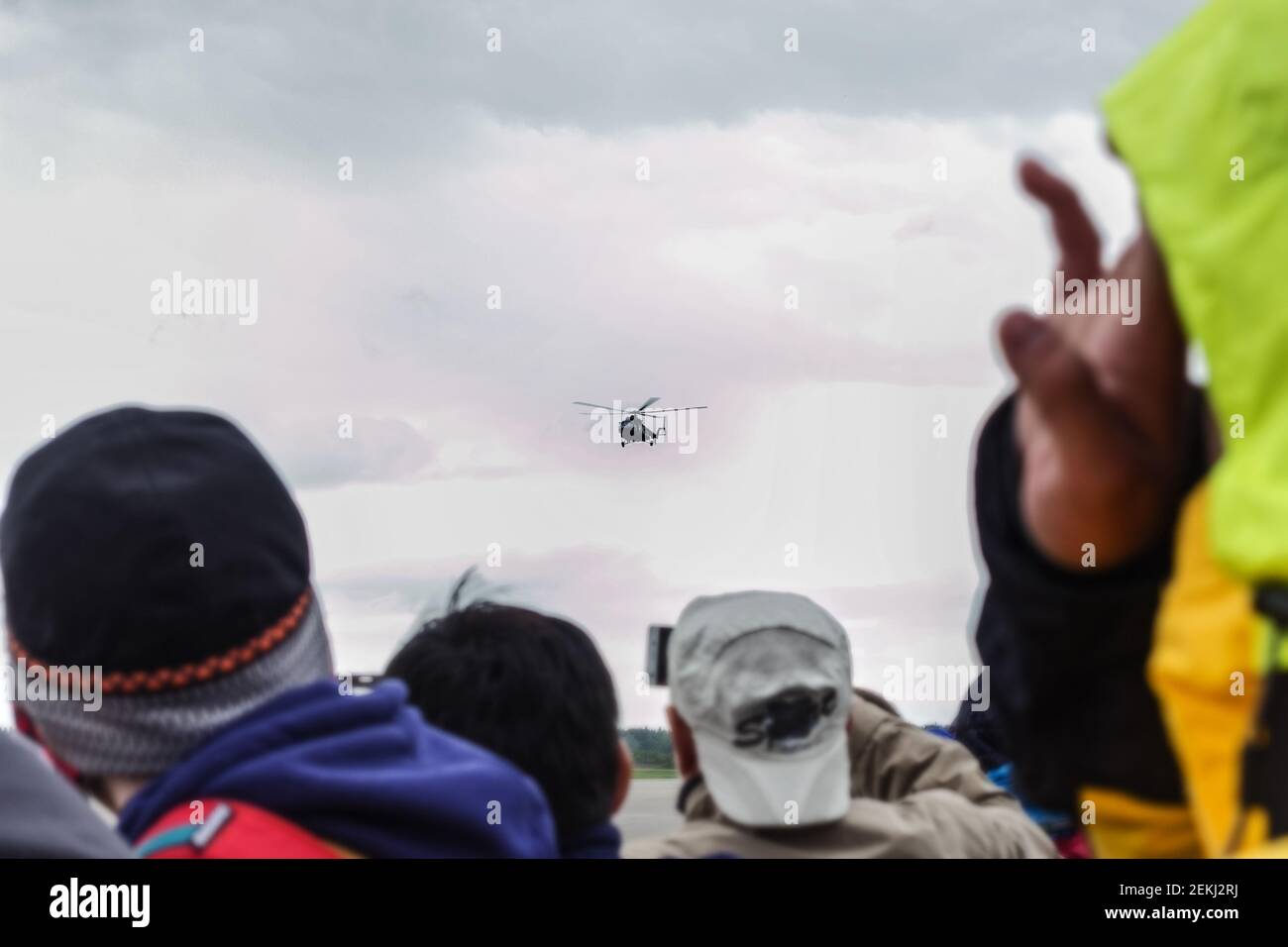 Russischer echter Militärhubschrauber am Himmel durch die Augen der Menschen In Menschenmenge Stockfoto