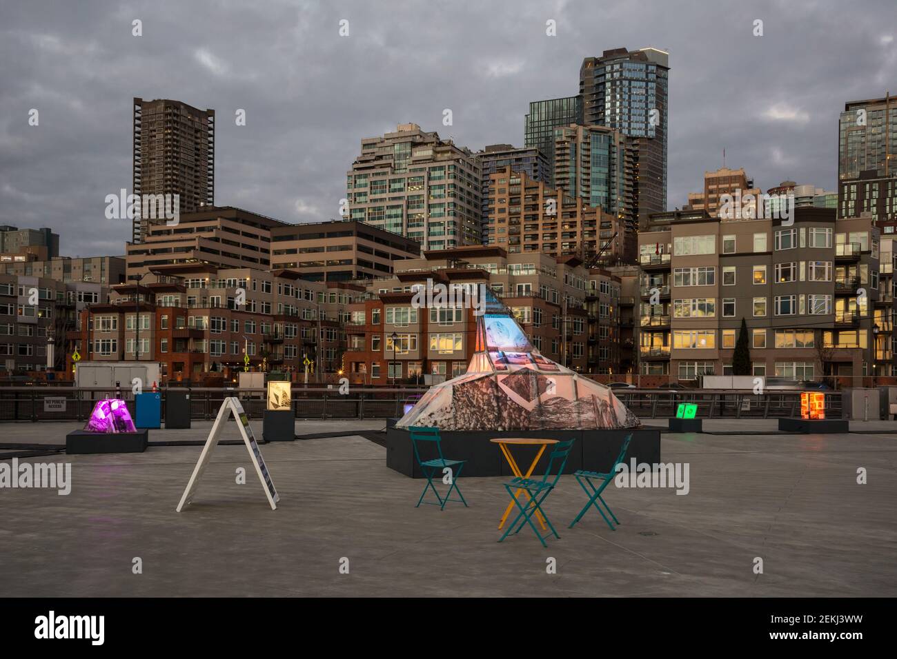 WA19349-00...WASHINGTON - Apartments und Bürohochhäuser von Seattle aus dem Waterfront Park am Pier 62 in Elliot Bay. 2021 Stockfoto