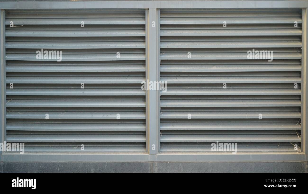 Weiße Öffnungen an der Außenwand eines Steingebäudes Stockfoto