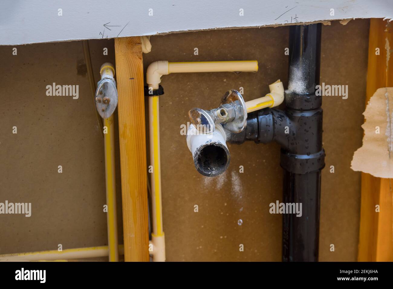 Reparatur der Rohrleitung mit beschädigtem undichten Wasserschlauchrohr Ein Badezimmer Stockfoto