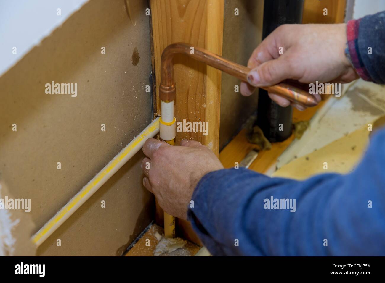 Wartung Klempner Service unter Hausbadezimmer in Reparatur von Kunststoff Polypropylen Wasserleitungen in Loch Wand weichen Fokus Stockfoto