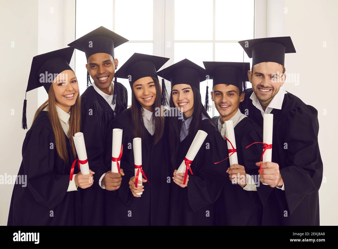 Erfolgreicher Abschluss von der Hochschule oder Universität der gemischten Renngruppe Stockfoto