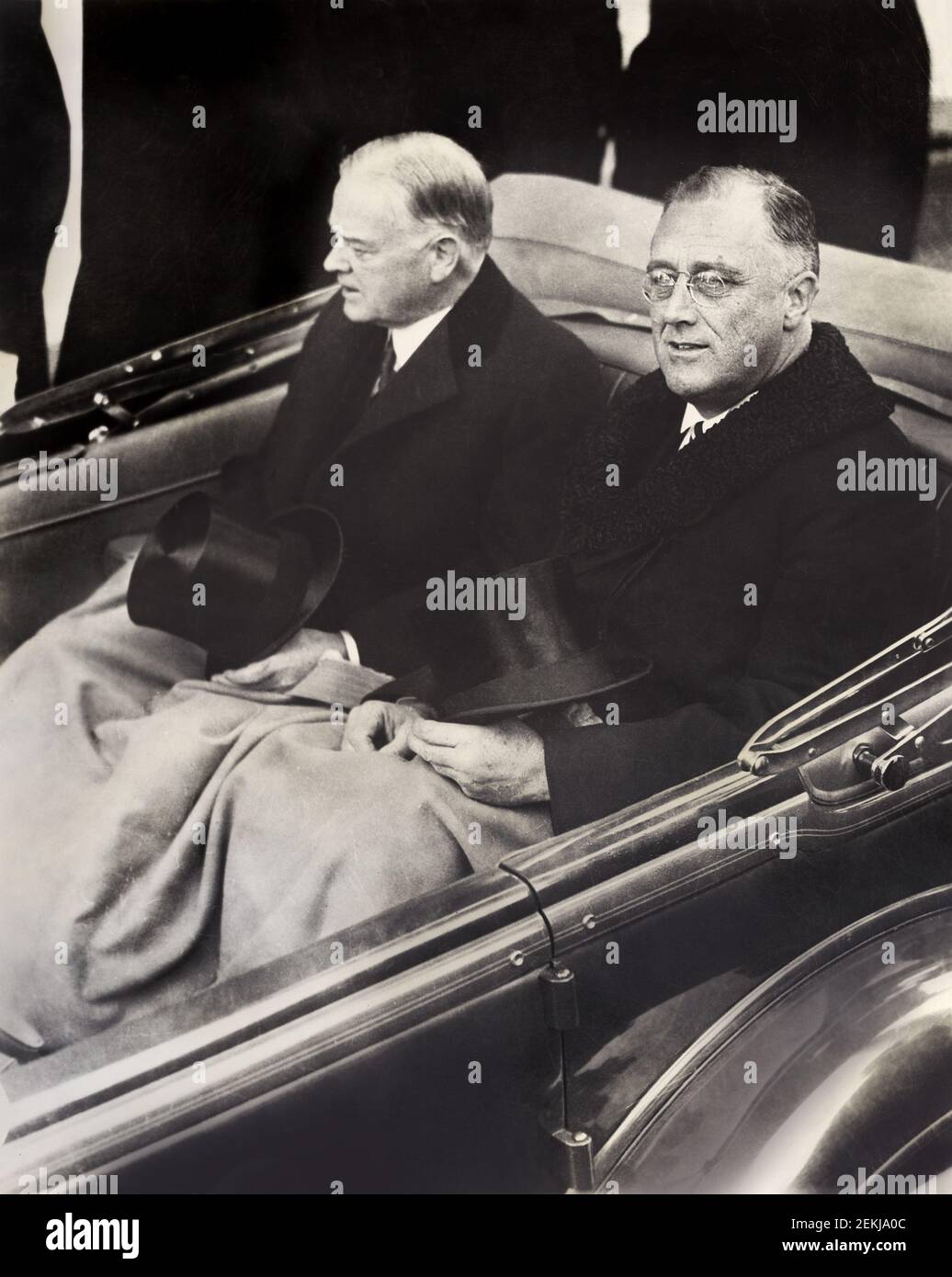 US-Präsident Herbert Hoover und der designierte US-Präsident Franklin Roosevelt in Cabrio Automobile auf dem Weg zum US-Kapitol für Roosevelts Einweihung, Washington, D.C., USA, Architekt der Capitol Collection, 4. März 1933 Stockfoto