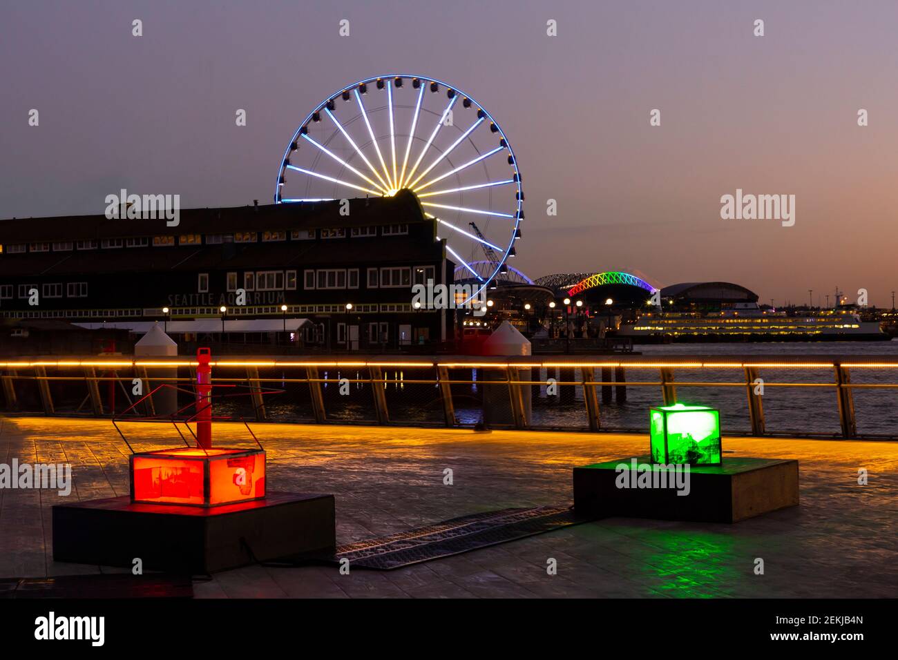 WA19355-00...WASHINGTON - Lichtskulpturen am Pier 62 neben dem Seattle Aquarium, dem Great Wheel, dem Coleman Ferry Dock und Lumen Field und T-mobi Stockfoto