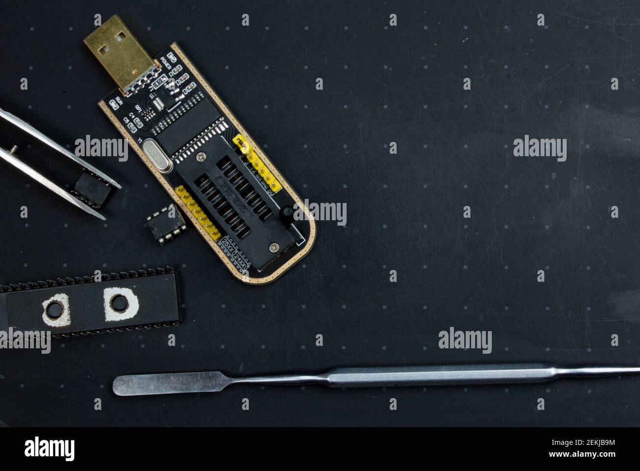 Programmierer mit eingestecktem Mikrochip-Speicher. Reparatur der Radioelektronik Stockfoto