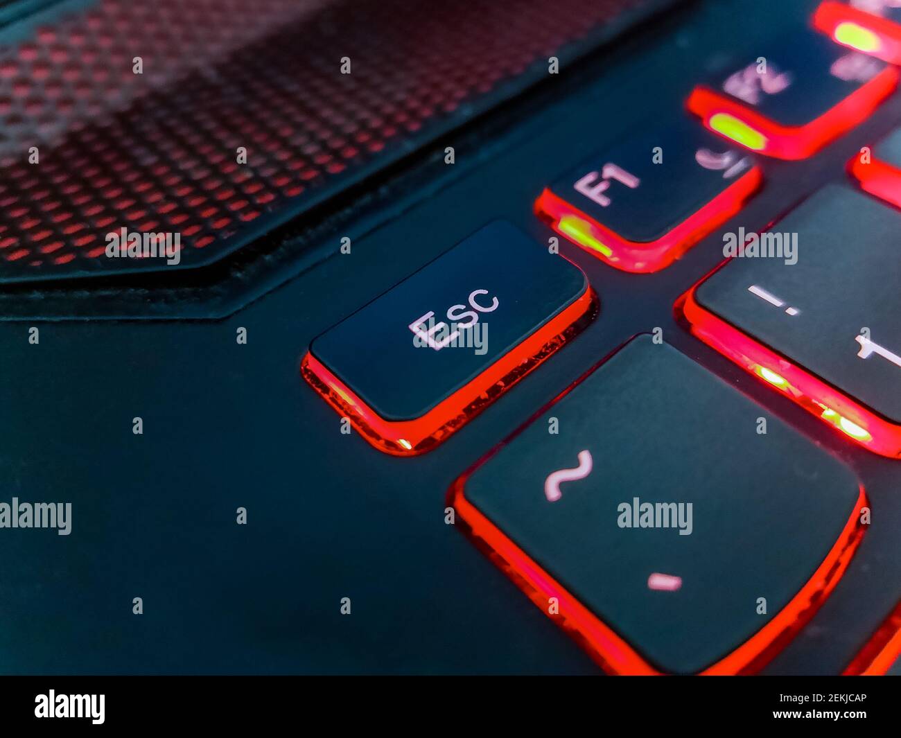 Die Tastatur des Laptops wird durch rote Lichter hervorgehoben Stockfoto