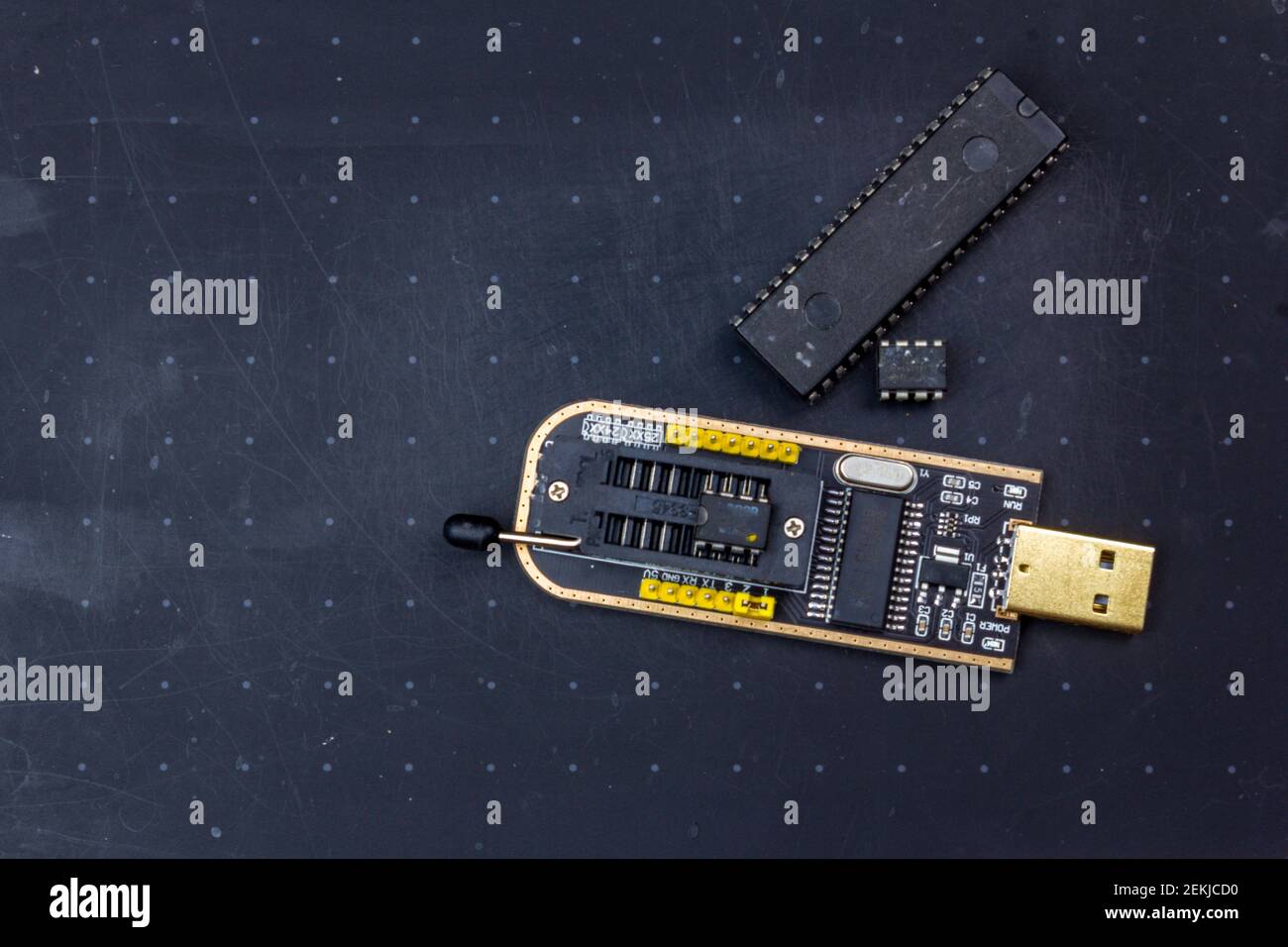 Programmierer mit eingestecktem Mikrochip-Speicher. Reparatur der Radioelektronik Stockfoto