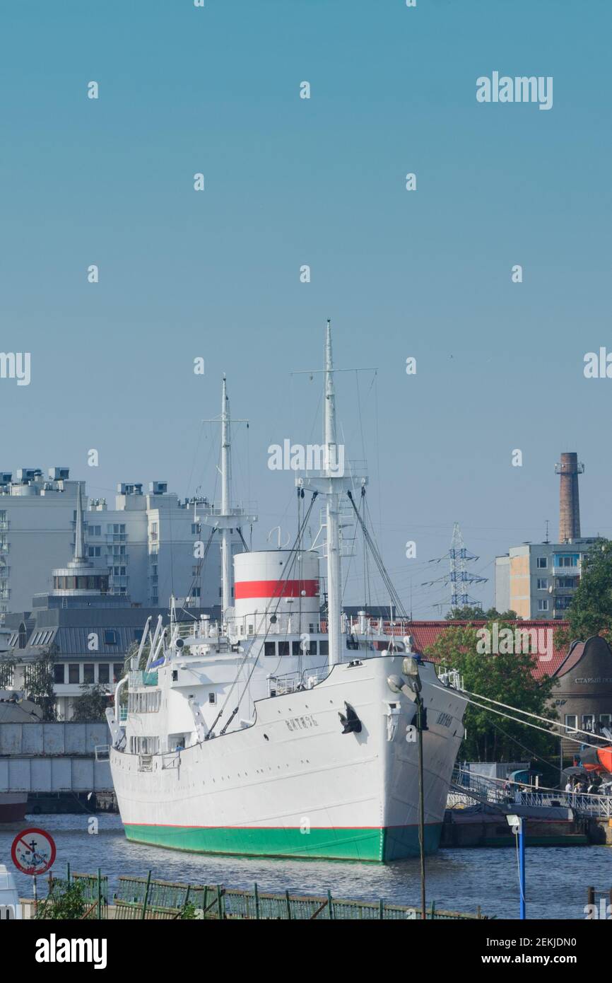 Kaliningrad, Russland - September 2020: Großes Schiff "VITYAZ" auf dem Wasser des Pregolja Flusses. Ausstellung des Museum World Ocean. Forschungsschiff. Stockfoto