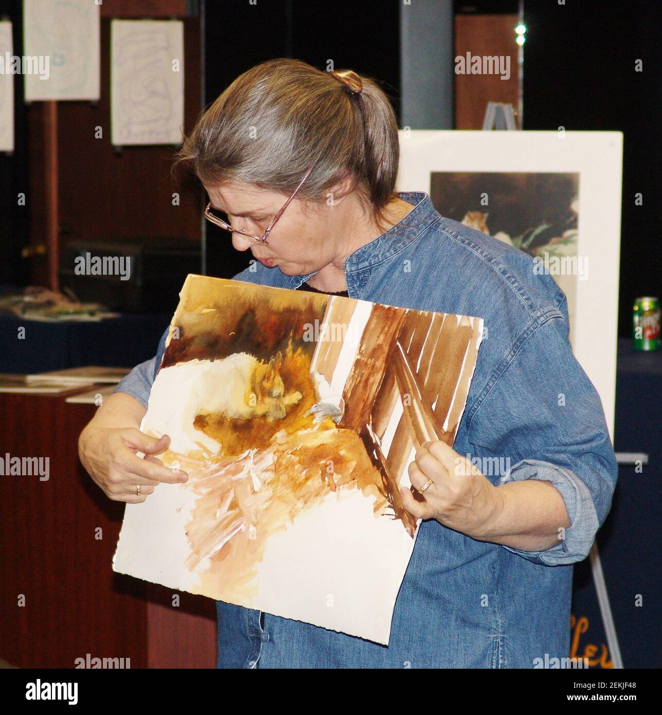 Künstlerin Lynne Yancha bei einer Wassermediendemonstration in Wilkes Barre Pennsylvania USA April-13-2006 die Wassermedienkünstlerin Lynne Yancha ist bekannt für ihre realistischen Darstellungen von Kindern, Tieren, Stillleben und Landschaften. Als Yancha ihre Karriere begann, nachdem sie 1972 ihr Studium an der Millersville University abgeschlossen hatte, hat sie nationale Anerkennung erlangt. Stockfoto