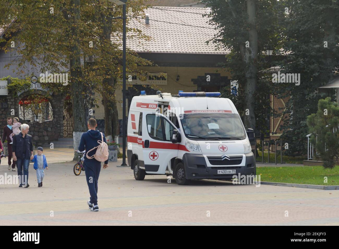 Zelenogradsk, Kaliningrad Region, Russland - September 2020: Ambulanzwagen auf der Straße der Stadt. Kostenlose Impfstation für Menschen. Stockfoto
