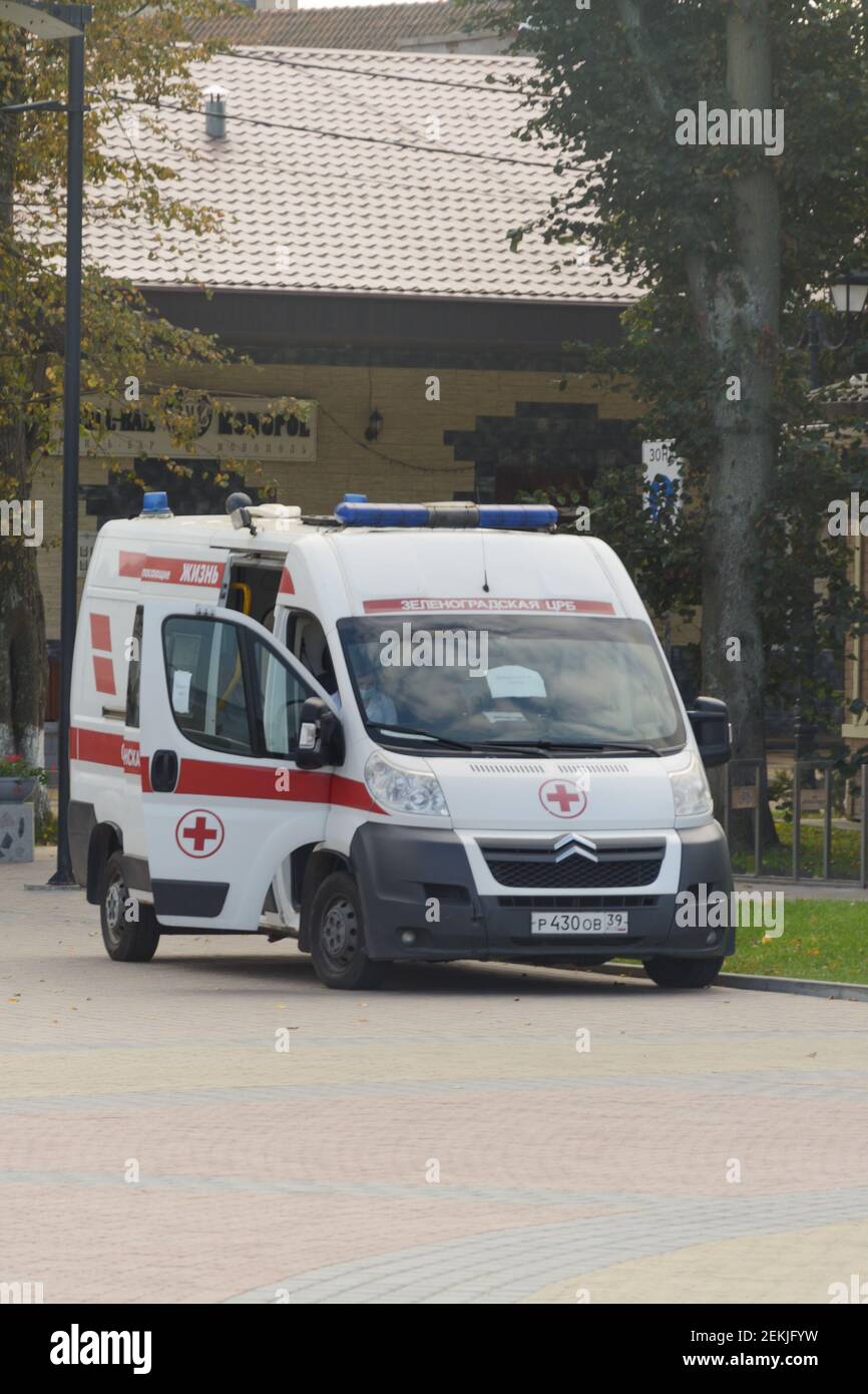 Zelenogradsk, Kaliningrad, Russland - September 2020: Ambulanzwagen. Kostenlose Impfstation für Menschen. Stockfoto