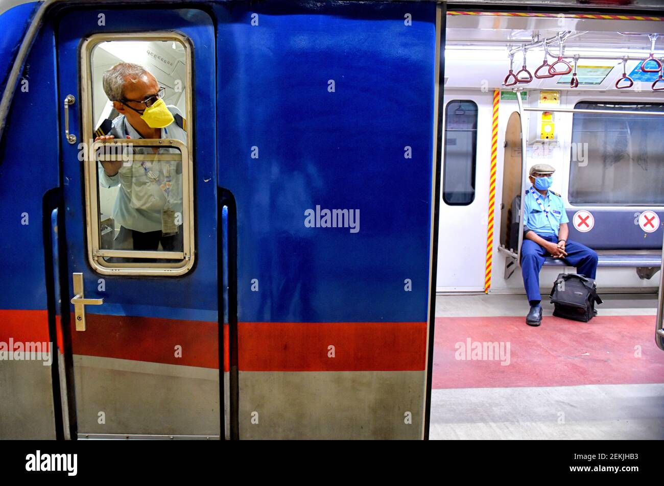 Ein Metro-Bahnfahrer mit Gesichtsmaske sieht die Fahrgastbewegung aus seiner Kabine aus. Kolkata Metro hat ihren Betrieb nach 170 Tagen aufgrund der Covid 19 Pandemie wieder aufgenommen und wird ab morgen phasenweise operieren. (Foto von Avishek das / SOPA Images/Sipa USA) Stockfoto