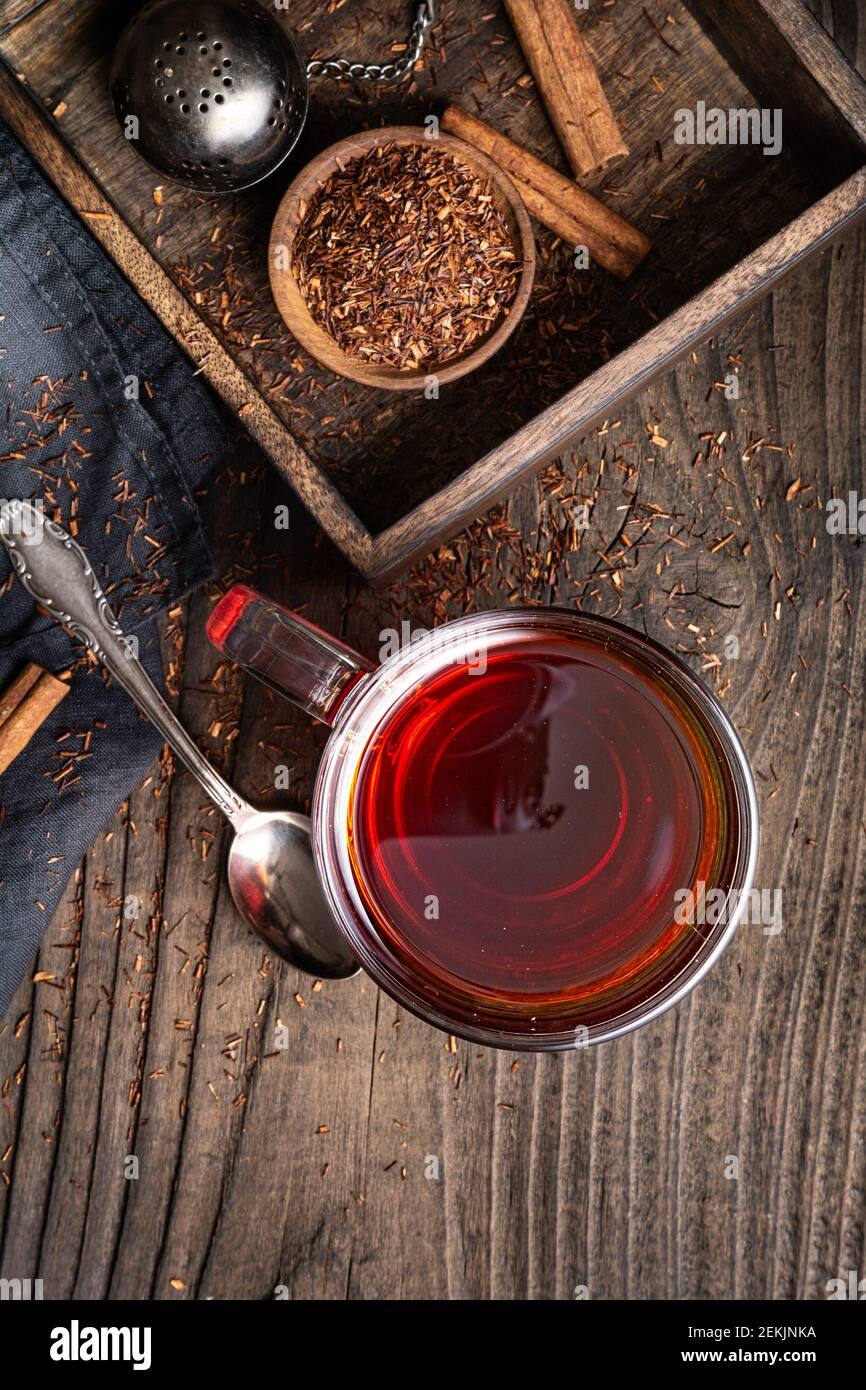 Frisch zubereiteter Rooibos-Tee voller Antioxidantien auf Holzgrund Stockfoto