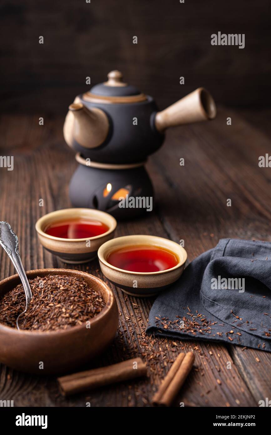 Frisch zubereiteter Rooibos-Tee voller Antioxidantien auf Holzgrund Stockfoto