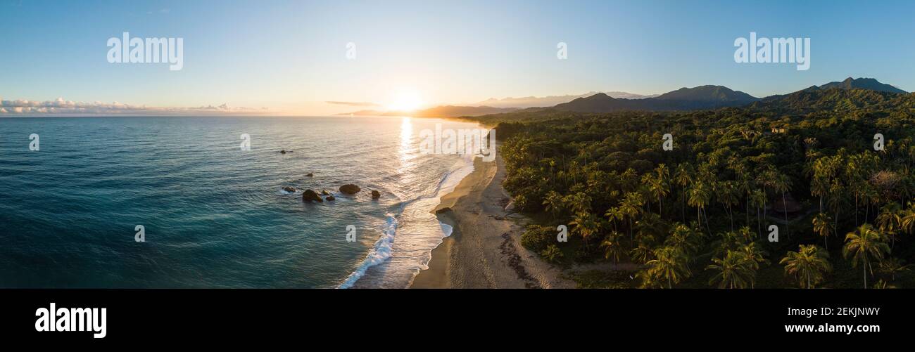 Luftaufnahme von Playa Los Angeles bei Sonnenaufgang, Magdalena Department, Kolumbien Stockfoto