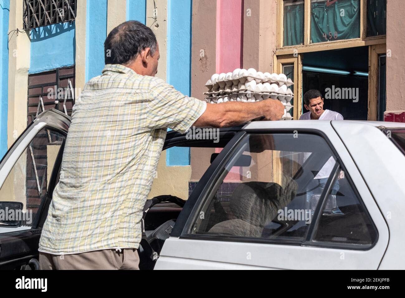 Kubanischer Mann, der Hühnereier transportiert, Havanna, Kuba, 2017 Stockfoto