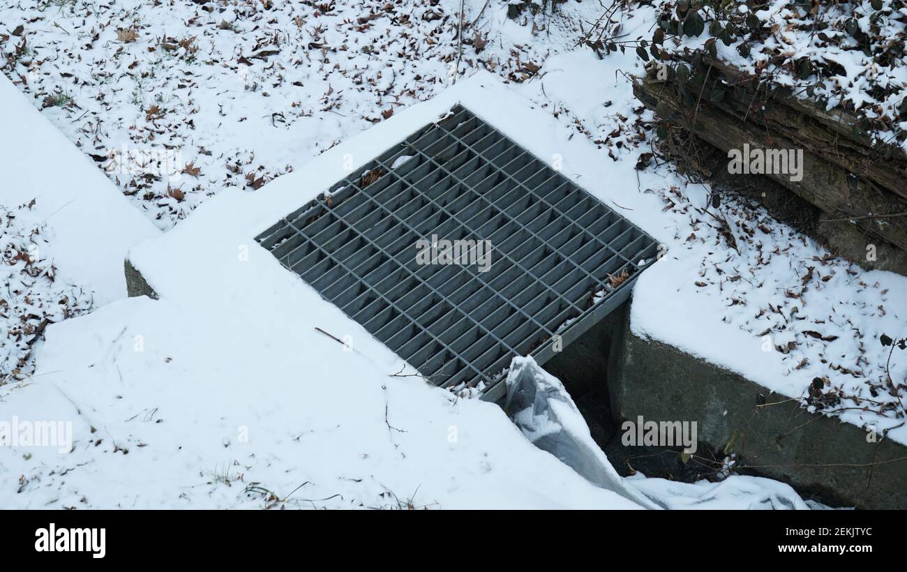 Kanalisation im Winter Snowy Park Stockfoto