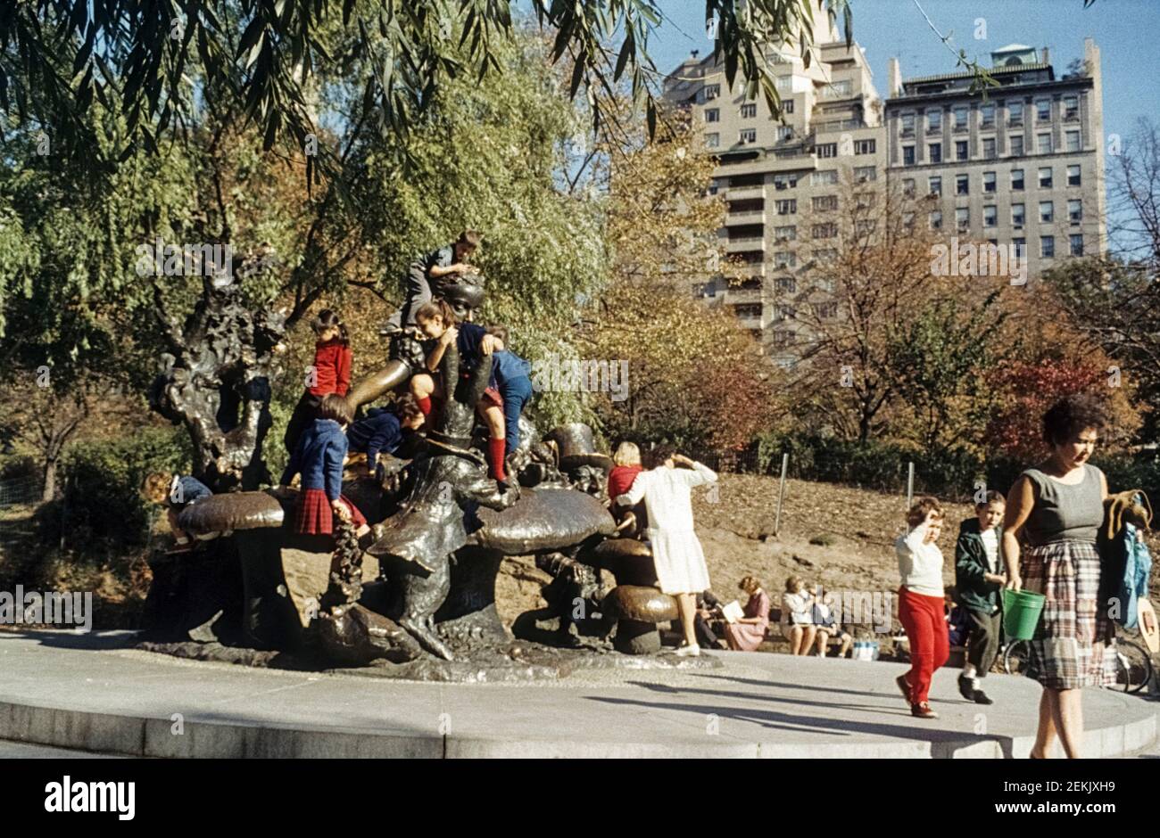 Kinder spielen an der Bronzeskulptur von Alice im Wunderland. Central Park, Manhattan, New York City, NYC, USA, 1965 Stockfoto