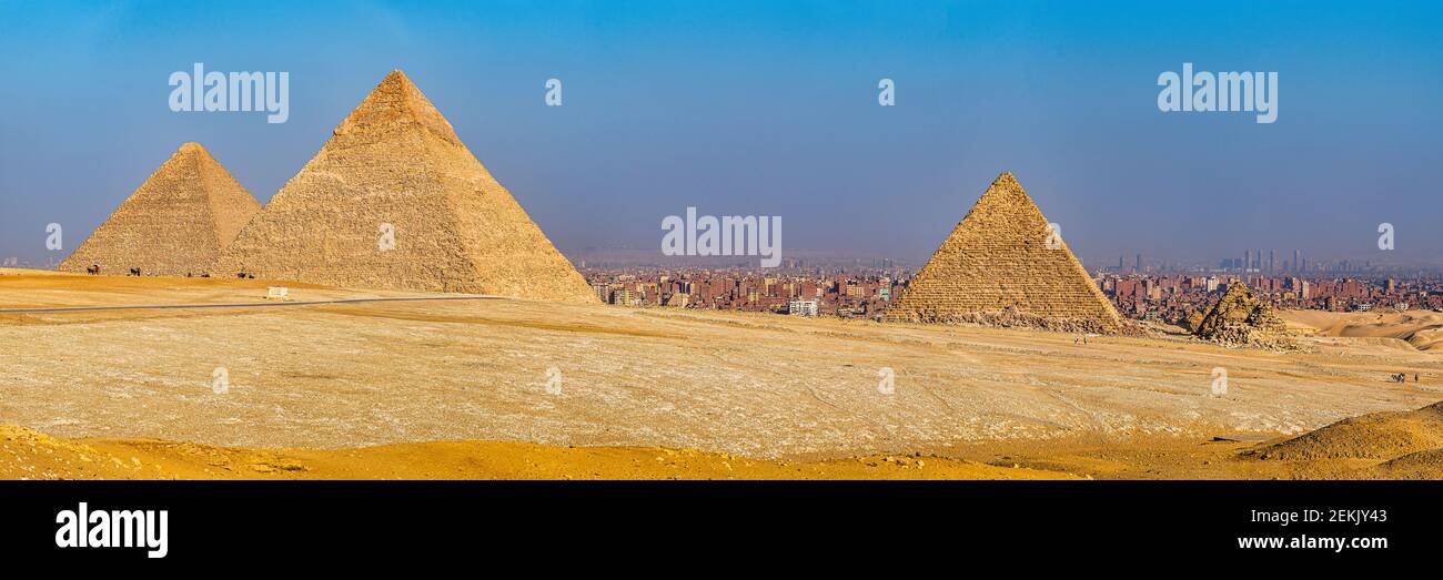 Pyramiden von Gizeh mit Kairo im Hintergrund, Kairo, Ägypten Stockfoto