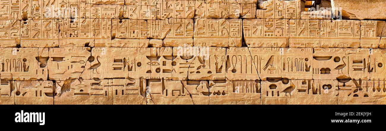 Hieroglyphen in Stein gemeißelt, Karnak, Ägypten Stockfoto