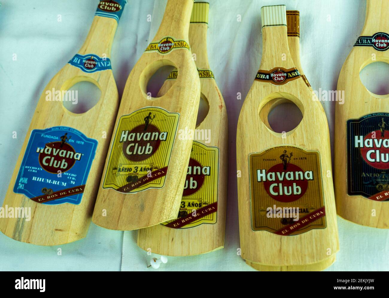 Kuba, Februar 2016 - Ausstellung von handwerklichen Holzarbeiten, die Flaschen mit alkoholischen Getränken Kubas darstellen Stockfoto