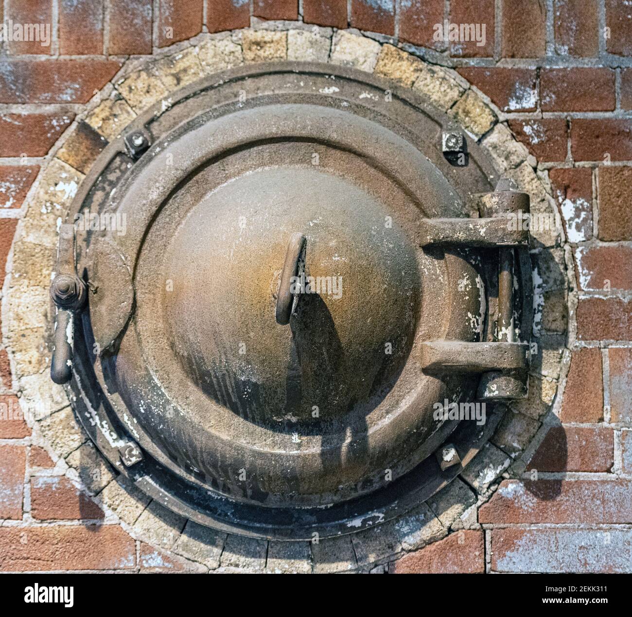 Die Vintage-Metalltür eines industriellen Dampfkessels, Toronto, Kanada Stockfoto