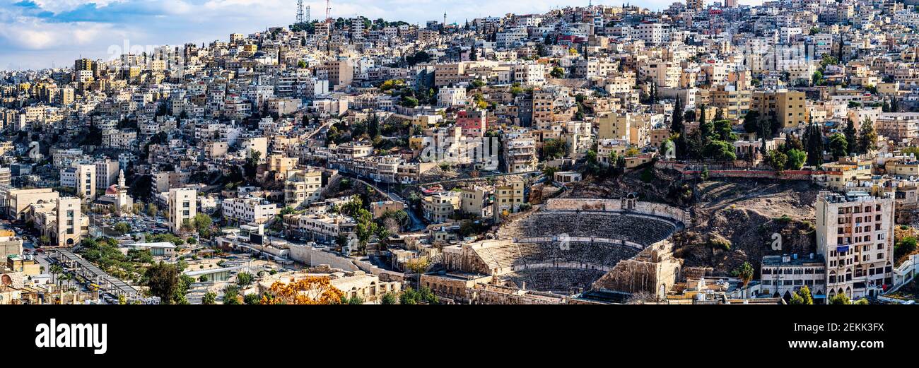 Stadtbild mit Blick auf das antike römische Amphitheater, Amman, Jordanien Stockfoto