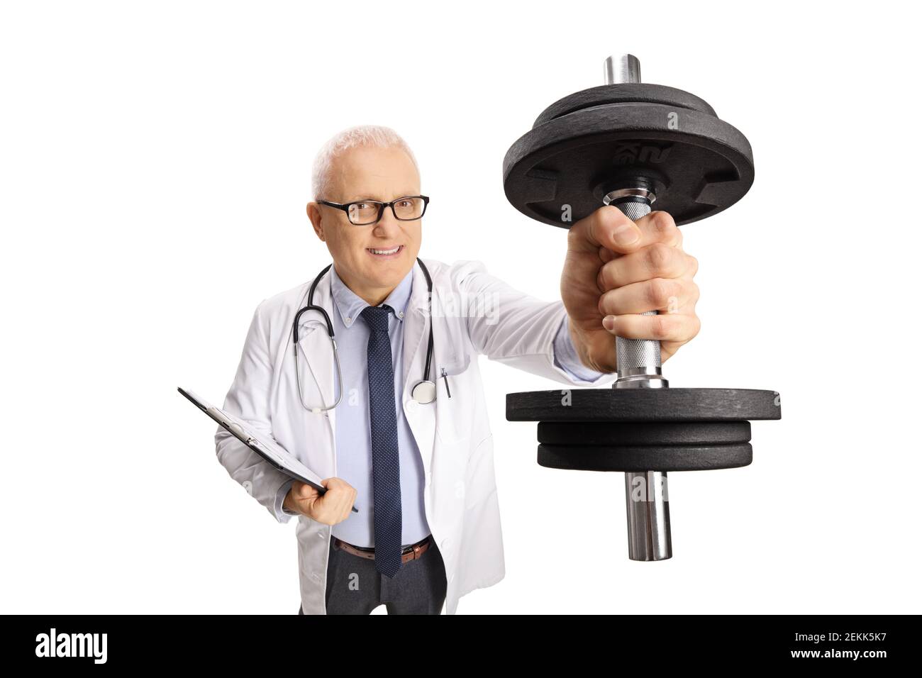 Reife männliche Arzt hält eine Hantel isoliert auf weißem Hintergrund Stockfoto