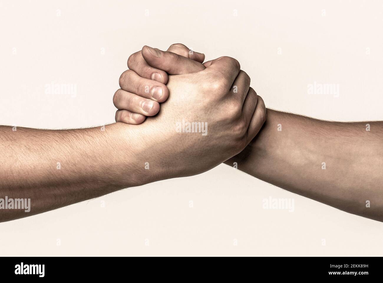 Zwei Hände, helfende Arm eines Freundes, Teamarbeit. Helfende Hand ausgestreckt, isolierter Arm, Erlösung Stockfoto
