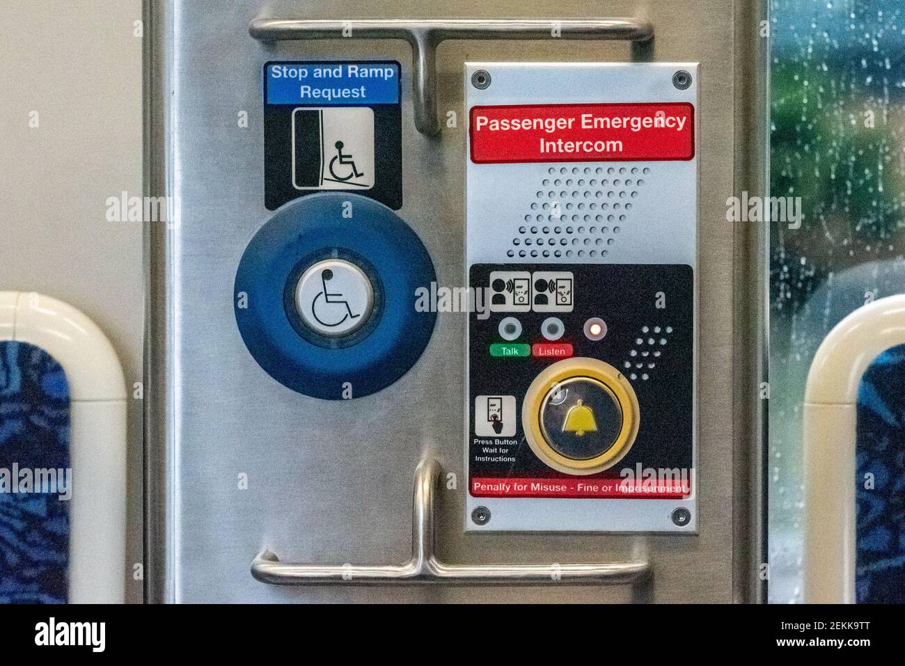 Passagier-Notrufzentrale in einer modernen Straßenbahn, Toronto, Kanada Stockfoto