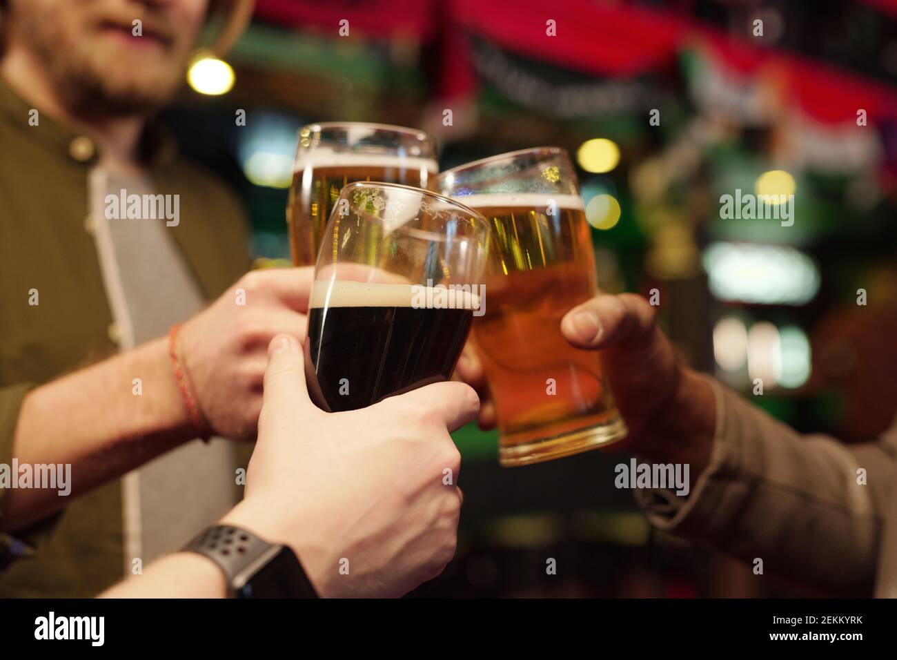 Nahaufnahme von Männern mit Gläsern Bier und Toasten während Ihr Treffen in der Bar Stockfoto