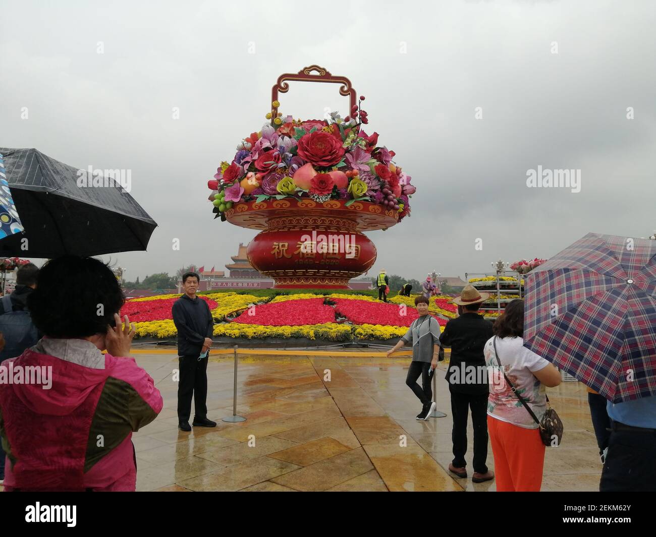 Die Menschen besuchen das Blumenbeet, das auf dem Platz des Himmlischen Friedens für den bevorstehenden Nationalfeiertag in Peking, China, am 23. September 2020 eingerichtet wurde. (Foto von Qianlong/ChinaImages/Sipa USA) Stockfoto