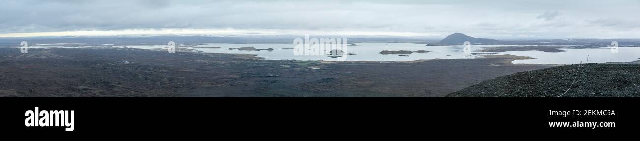 Panoramablick auf den schwarzen Hverfjall Krater in Myvatn, Island Stockfoto
