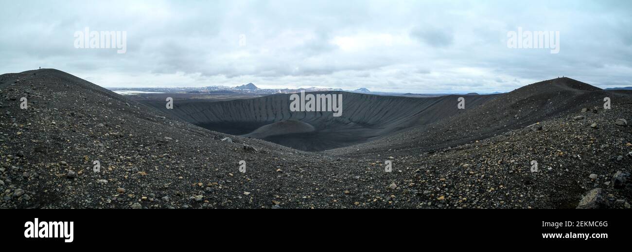 Panoramablick auf den schwarzen Hverfjall Krater in Myvatn, Island Stockfoto